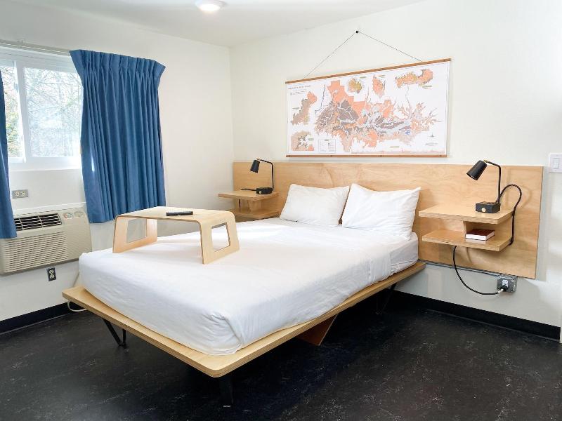 Towne House Motor Inn image