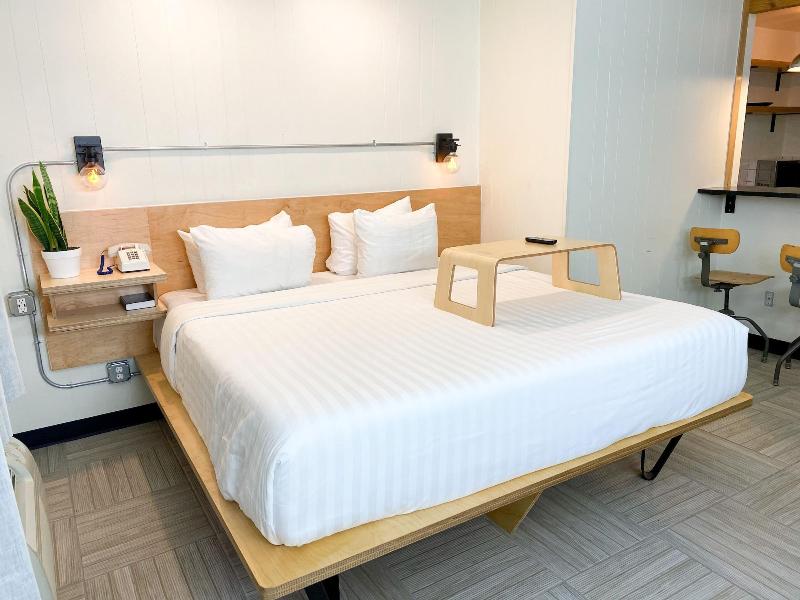 Towne House Motor Inn image