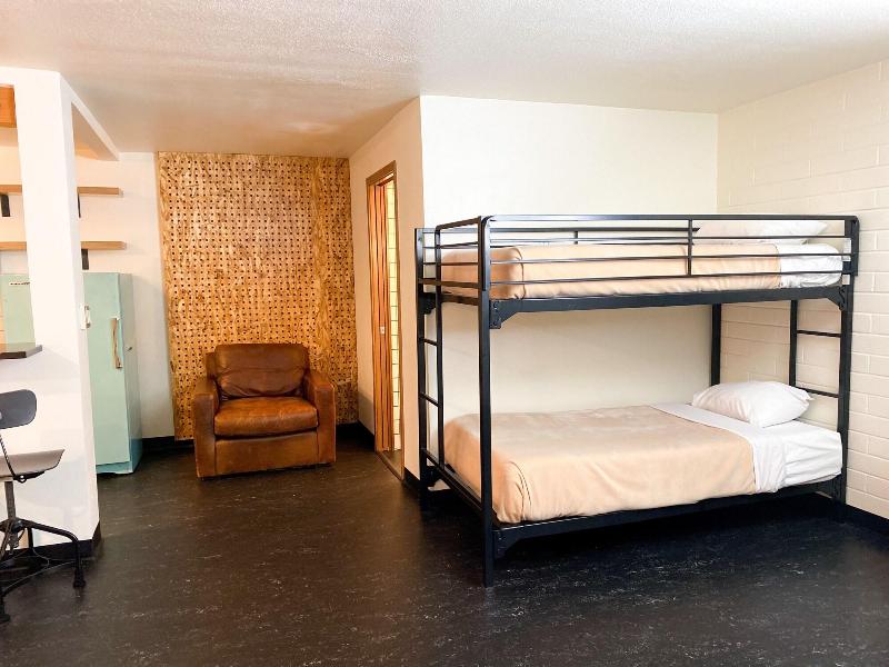 Towne House Motor Inn image