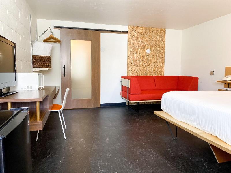 Towne House Motor Inn image