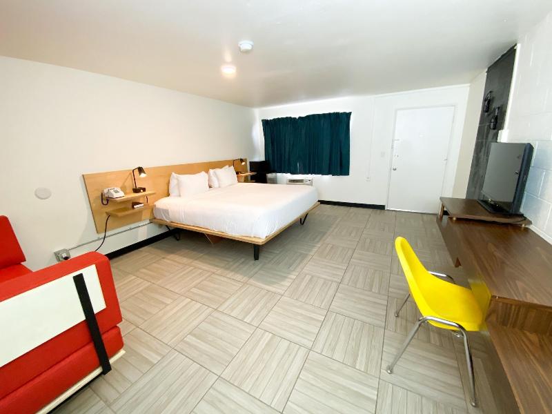 Towne House Motor Inn image