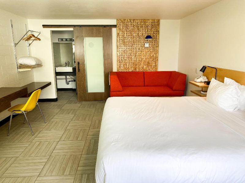 Towne House Motor Inn image