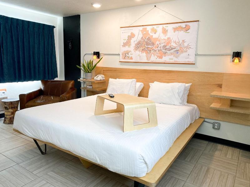 Towne House Motor Inn image