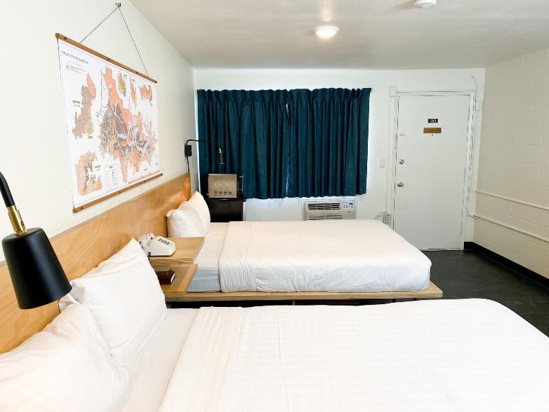 Towne House Motor Inn image