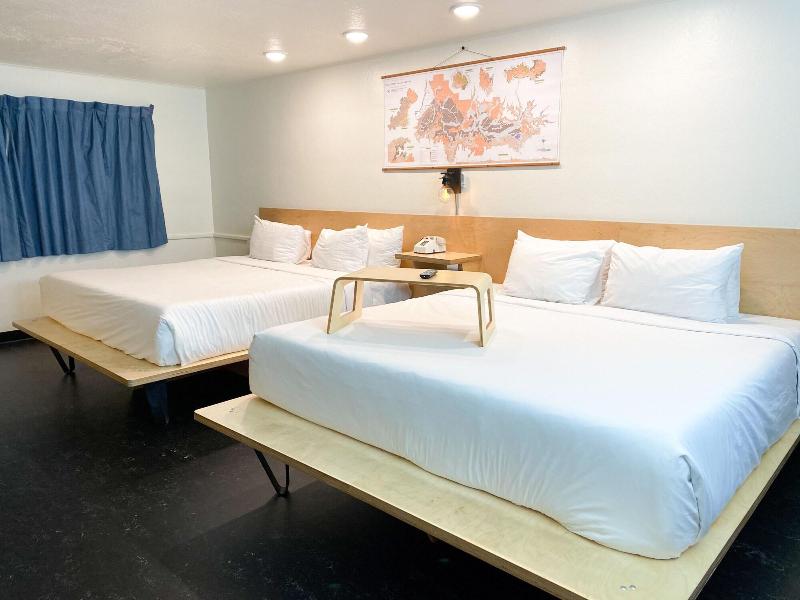 Towne House Motor Inn image