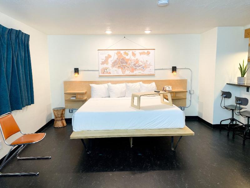Towne House Motor Inn image