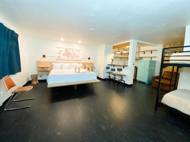 Towne House Motor Inn image