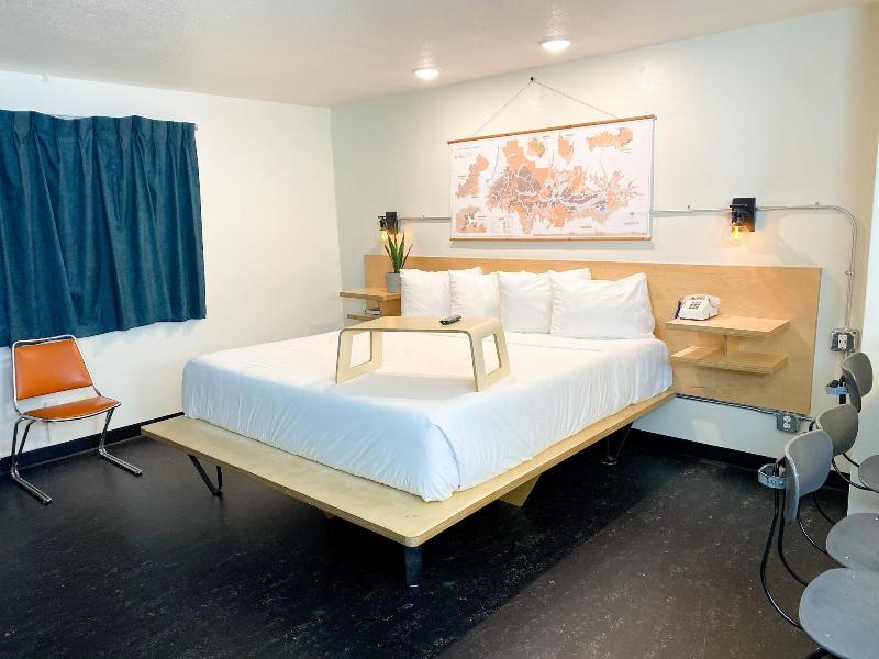 Towne House Motor Inn image