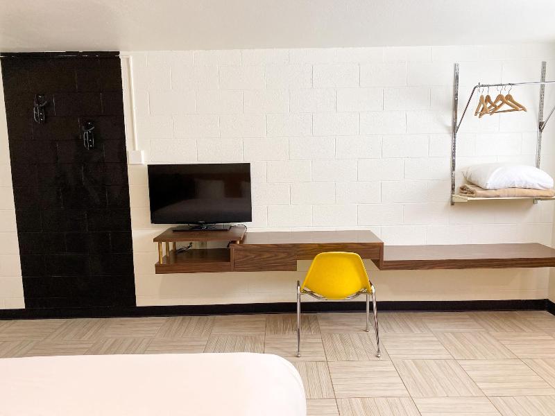 Towne House Motor Inn image