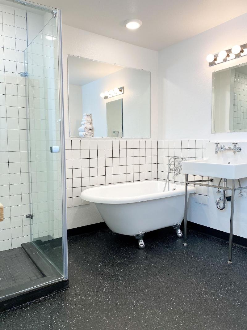 Towne House Motor Inn image