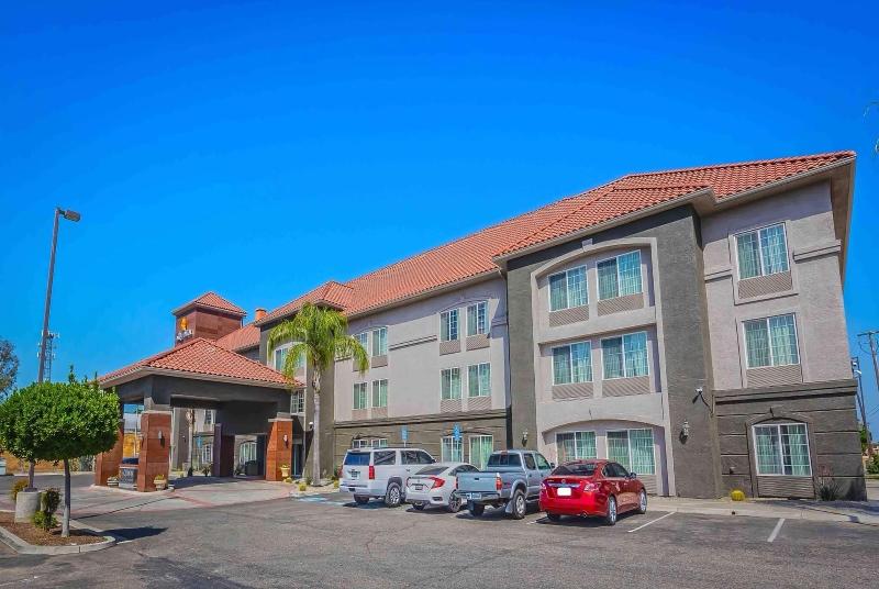 La Quinta Inn & Suites Fowler image