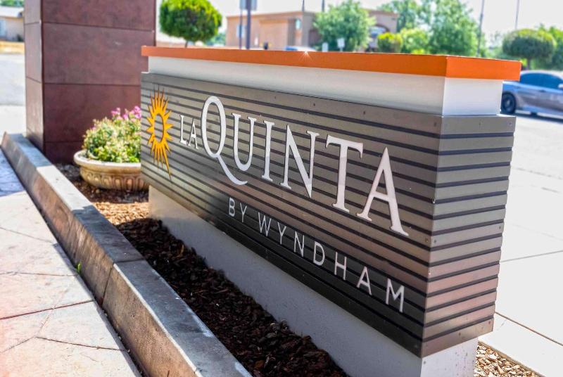 La Quinta Inn & Suites Fowler image