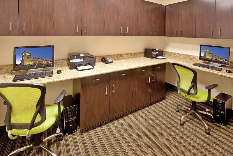 La Quinta Inn & Suites Fowler image