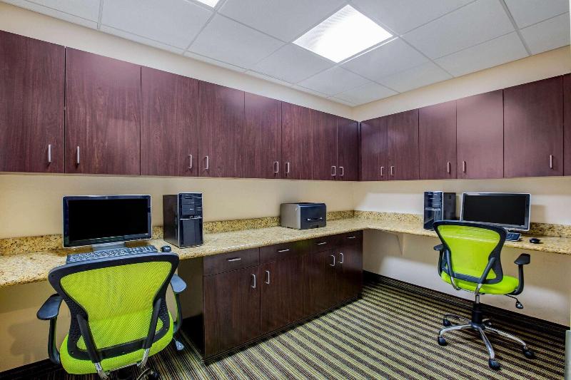 La Quinta Inn & Suites Fowler image