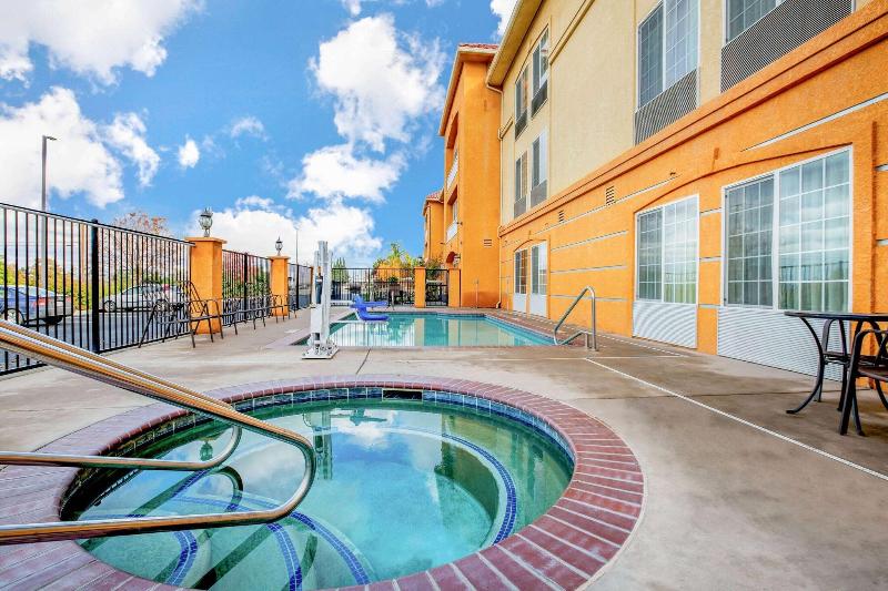 La Quinta Inn & Suites Fowler image