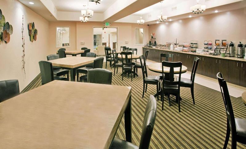 La Quinta Inn & Suites Fowler image