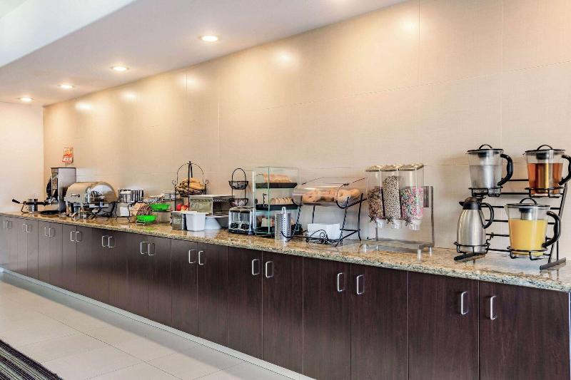 La Quinta Inn & Suites Fowler image