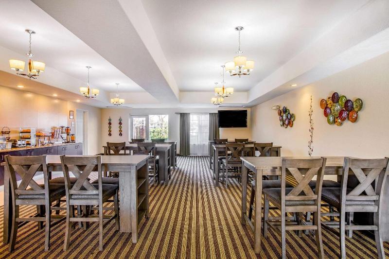 La Quinta Inn & Suites Fowler image