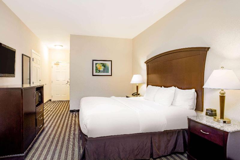La Quinta Inn & Suites Fowler image