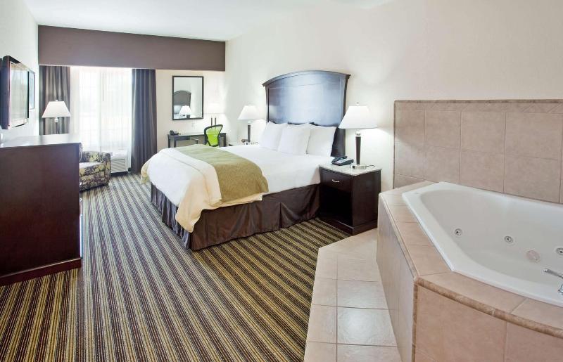 La Quinta Inn & Suites Fowler image