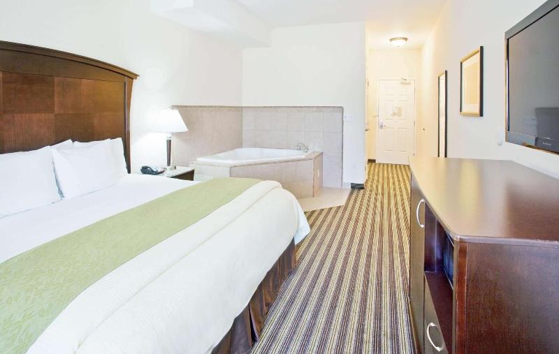 La Quinta Inn & Suites Fowler image