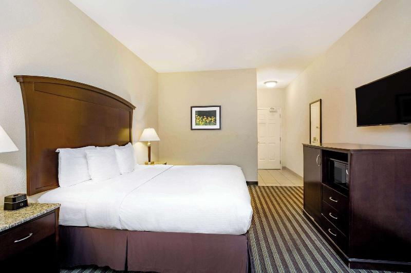 La Quinta Inn & Suites Fowler image