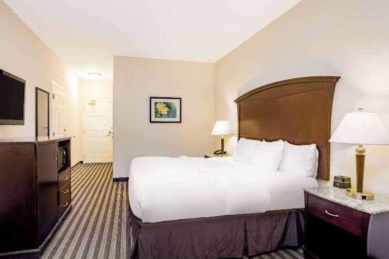La Quinta Inn & Suites Fowler image