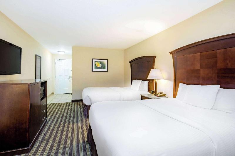 La Quinta Inn & Suites Fowler image