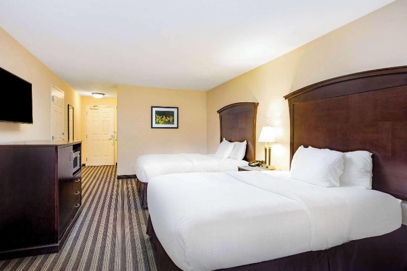 La Quinta Inn & Suites Fowler image