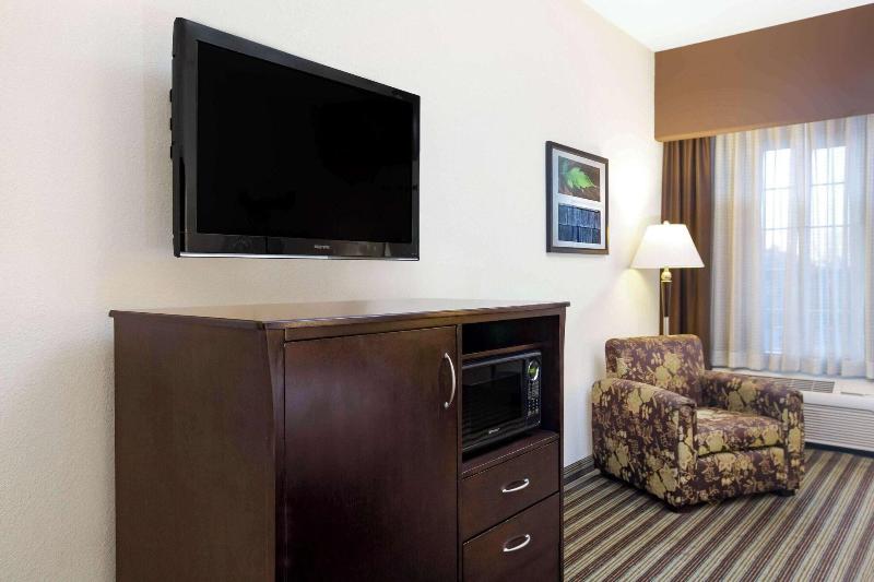 La Quinta Inn & Suites Fowler image