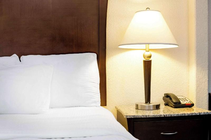 La Quinta Inn & Suites Fowler image