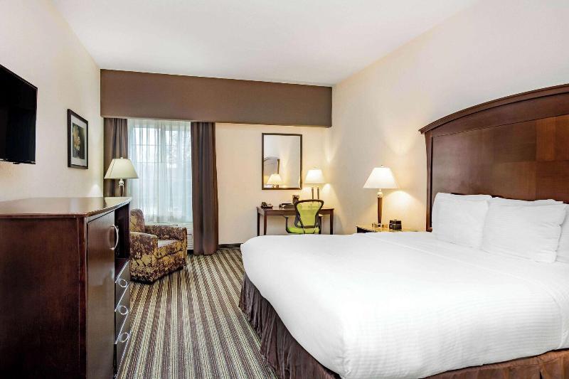 La Quinta Inn & Suites Fowler image