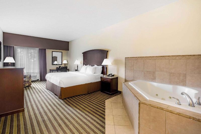 La Quinta Inn & Suites Fowler image