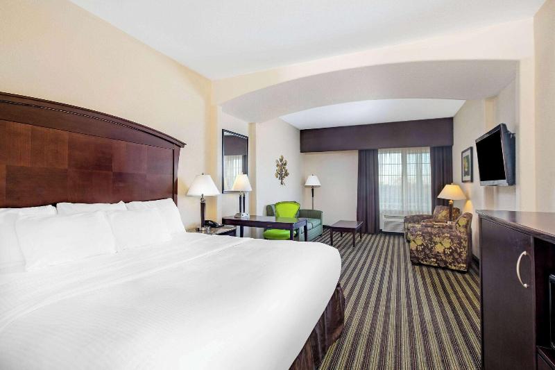La Quinta Inn & Suites Fowler image