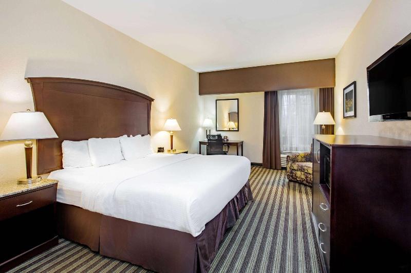 La Quinta Inn & Suites Fowler image