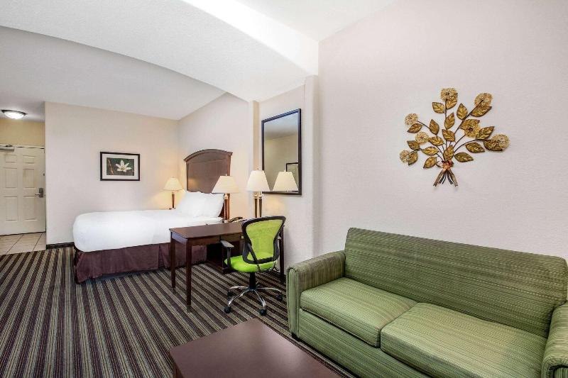 La Quinta Inn & Suites Fowler image