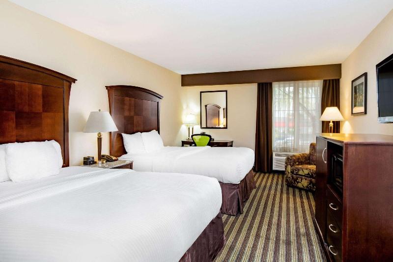 La Quinta Inn & Suites Fowler image