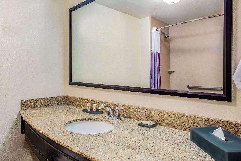 La Quinta Inn & Suites Fowler image