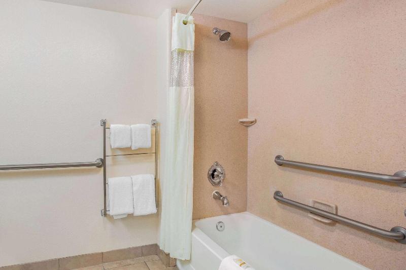 La Quinta Inn & Suites Fowler image
