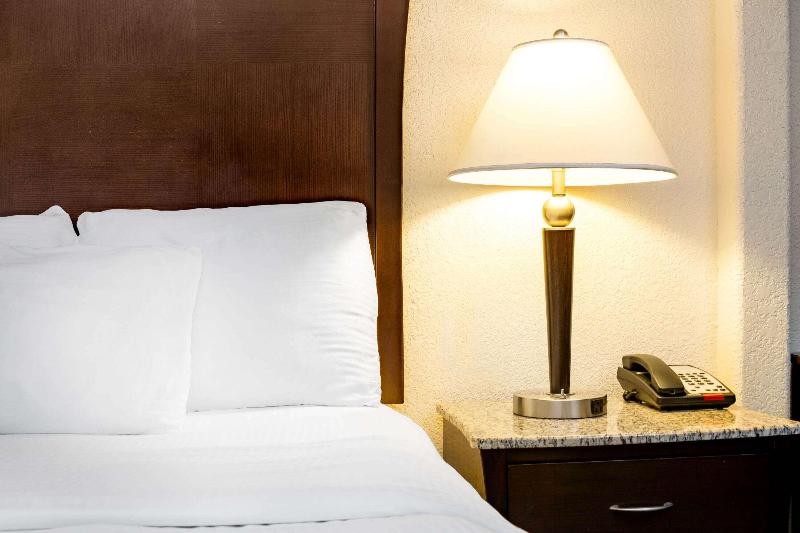 La Quinta Inn & Suites Fowler image