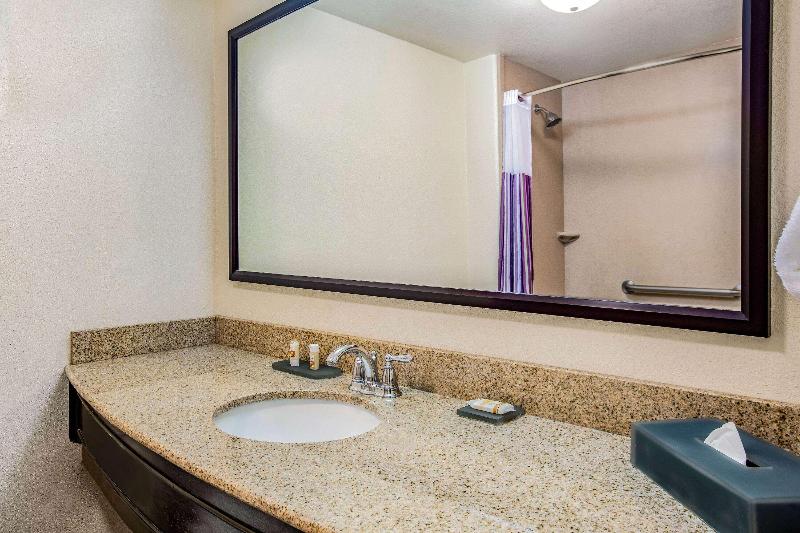 La Quinta Inn & Suites Fowler image