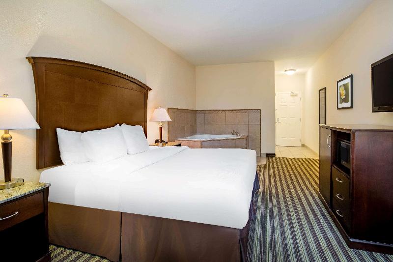 La Quinta Inn & Suites Fowler image