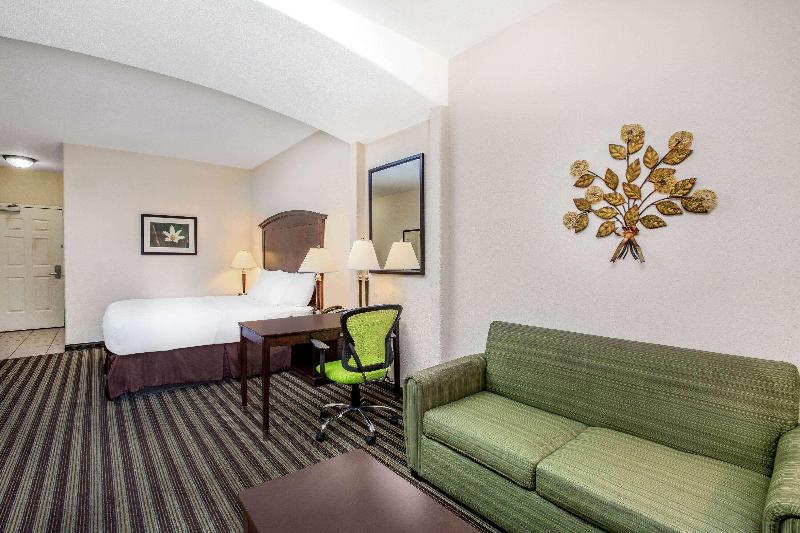 La Quinta Inn & Suites Fowler image
