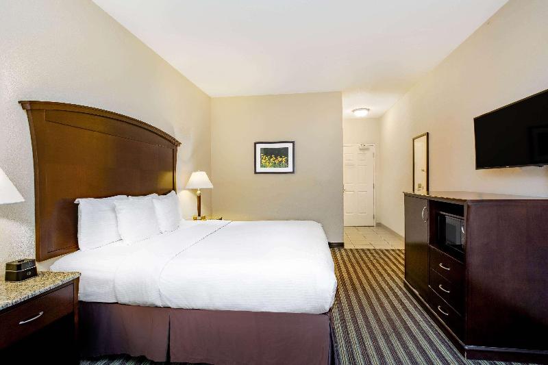 La Quinta Inn & Suites Fowler image