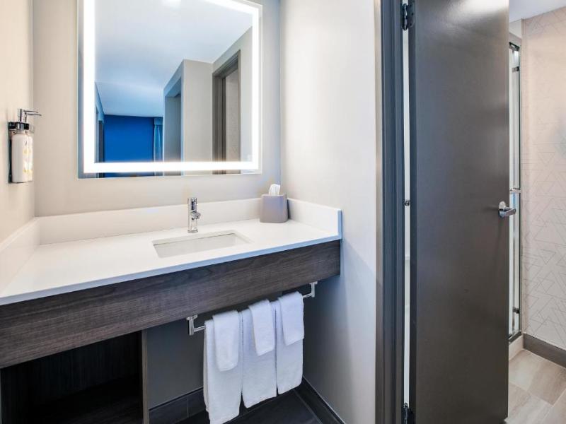 Holiday Inn Express Pittsburgh Airport image