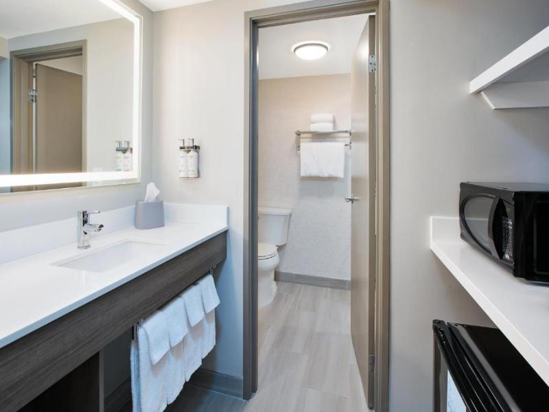 Holiday Inn Express Pittsburgh Airport image
