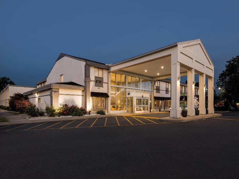 Days Inn & Suites by Wyndham Columbus East Airport image