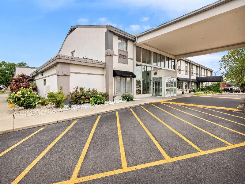 Days Inn & Suites by Wyndham Columbus East Airport image