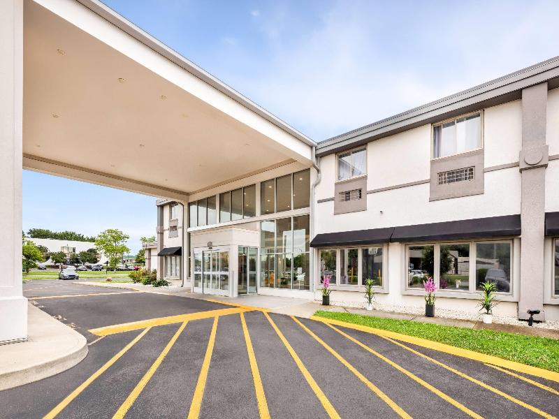 Days Inn & Suites by Wyndham Columbus East Airport image