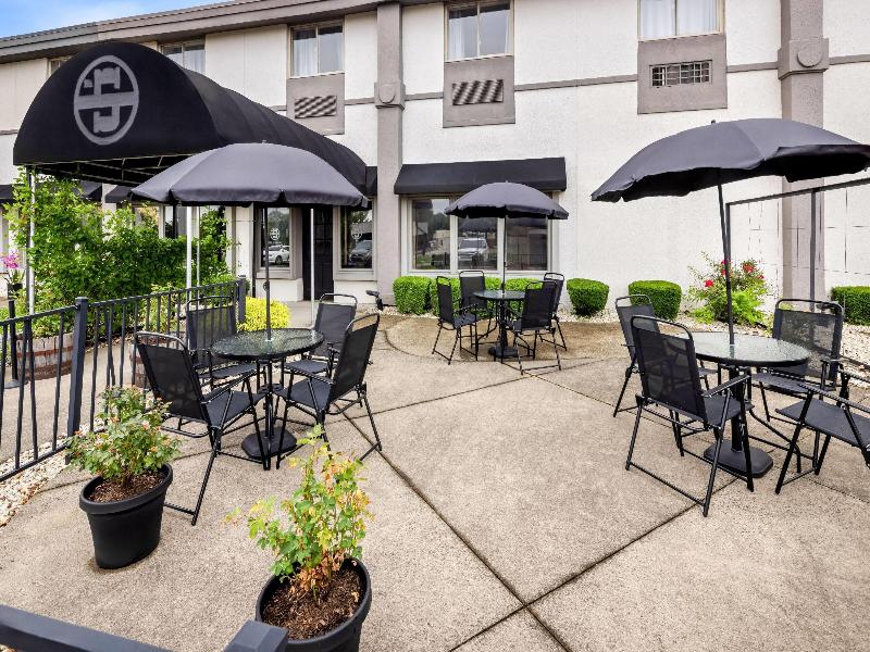 Days Inn & Suites by Wyndham Columbus East Airport image